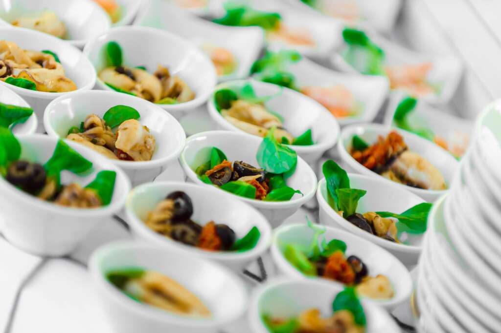 Isola fingerfood di pesce durante un matrimonio. Banchetto di nozze a Pombia Novara